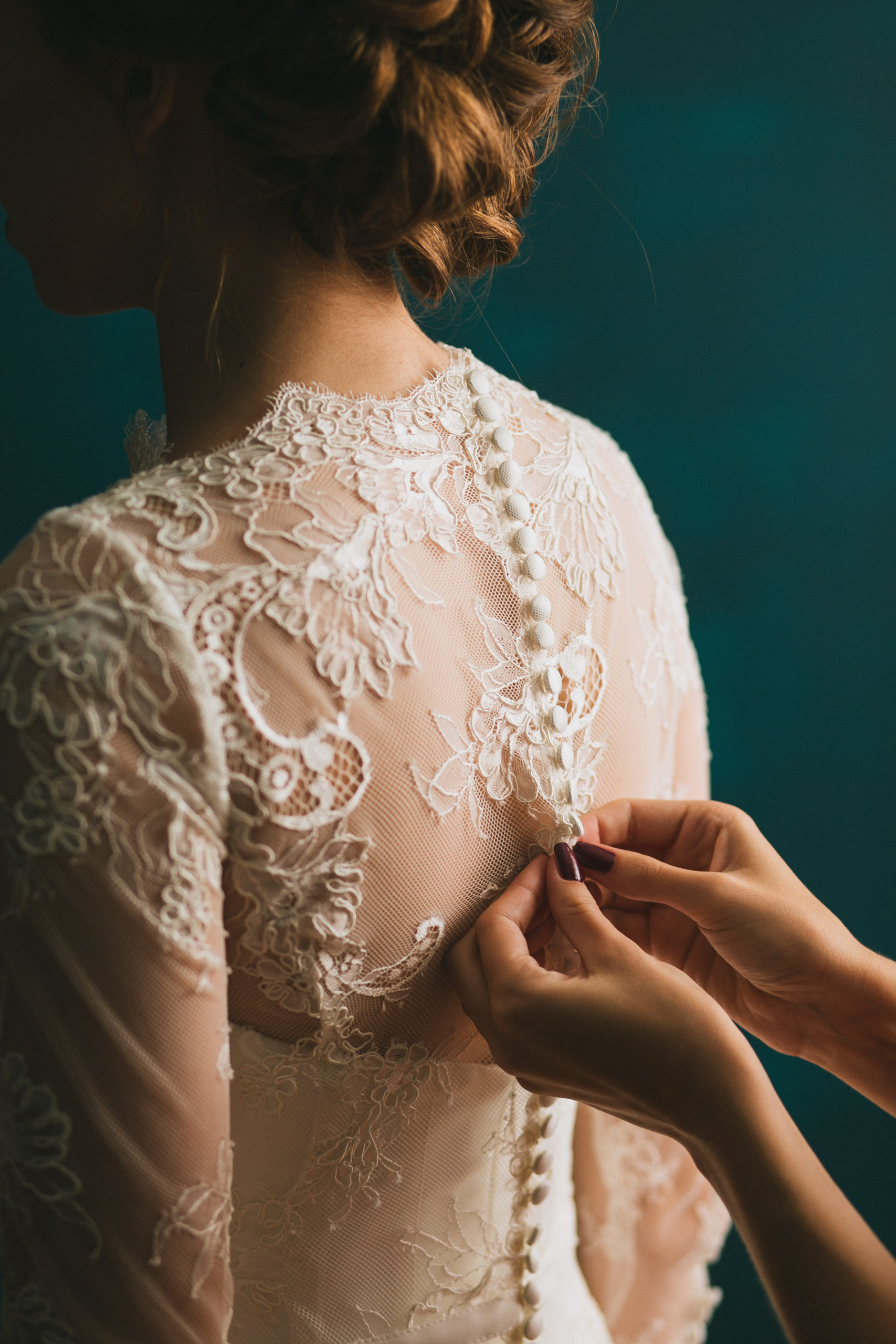 Braut probiert Secondhand Kleid vor Hochzeit an
