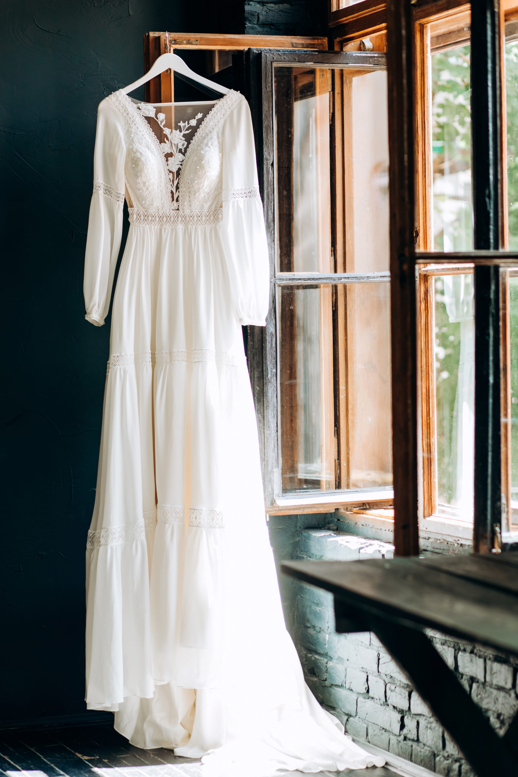 Brautkleid hängt nach Hochzeit am Fenster